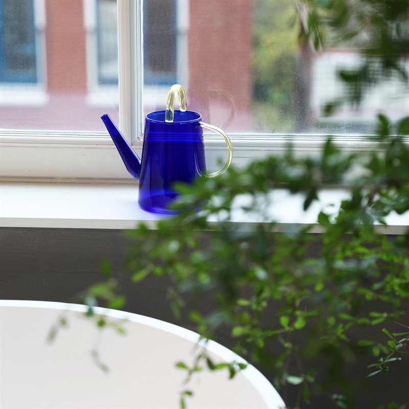 &Klevering Wasserkanne &Klevering "Loop Blue" | Glaskanne für Zimmerpflanzen in Blau