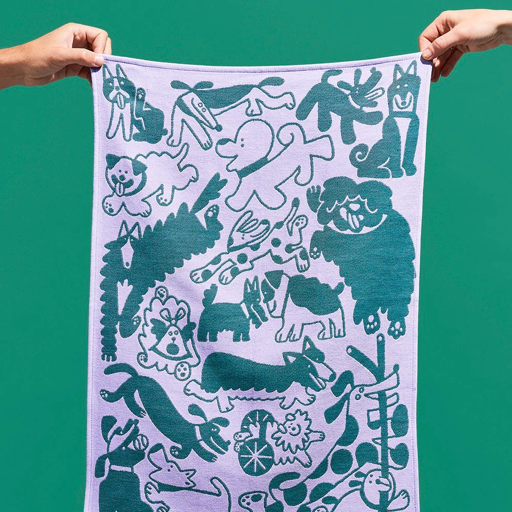 WRAP Küchentuch "Dogs Day Out" in Lilac/Green von WRAP aus London | Niedliche Hunde-Motive für die Küche