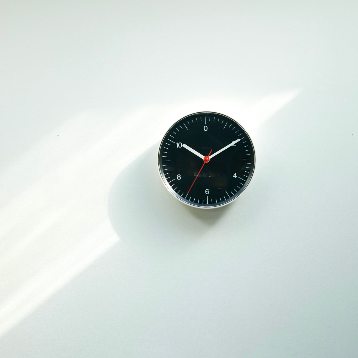 HAY Wanduhr „Wall Clock Black“ | Schlicht & funktional | HAY