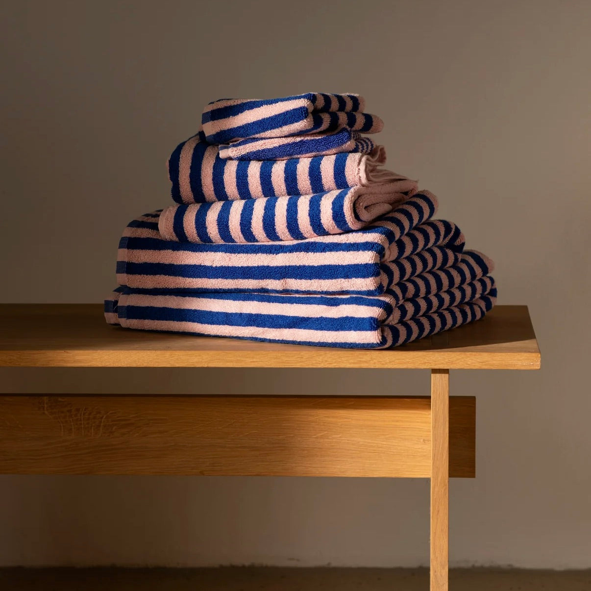 BONGUSTA Badelaken BONGUSTA “Naram Dazzling Blue & Rose” | 100x150 cm | Frische Farben