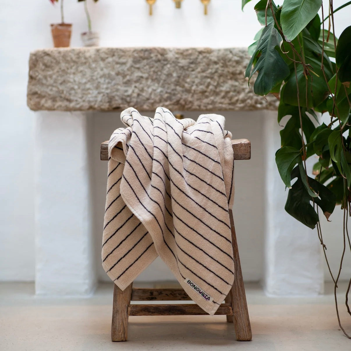 BONGUSTA Badelaken BONGUSTA “Naram Creme White & Ink” | 100x150 cm | Elegantes Badetuch