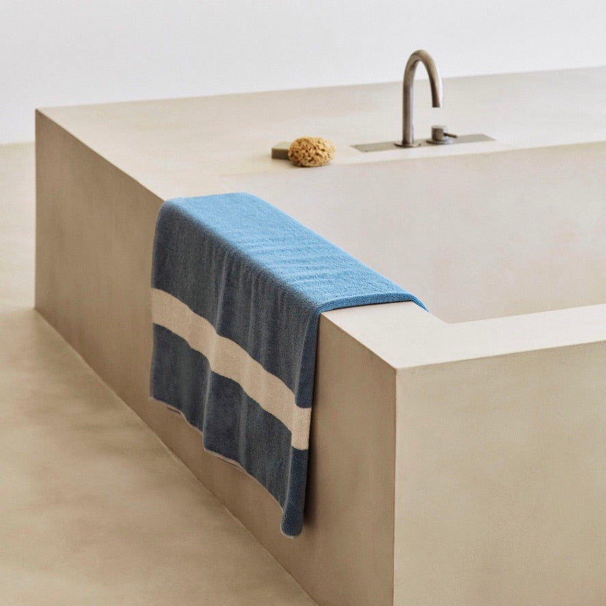 HAY Badelaken „Stripe Dusty Blue“ 100x150cm | Skandinavisch | HAY