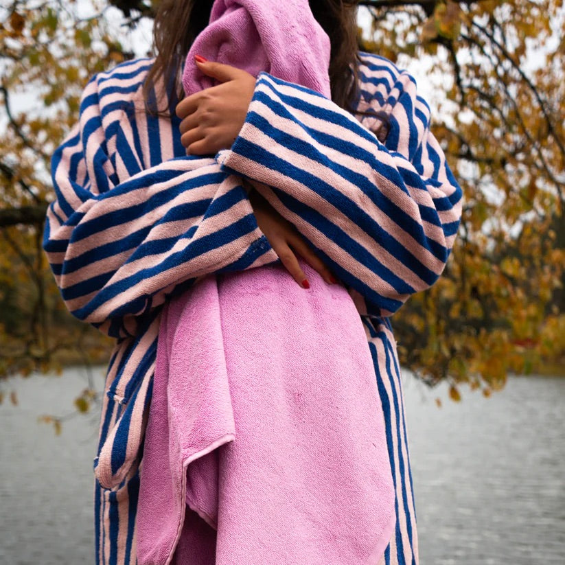 BONGUSTA Bademantel „Naram Dazzling Blue & Rose“ (S/M) | BONGUSTA | Stilvoller Bademantel
