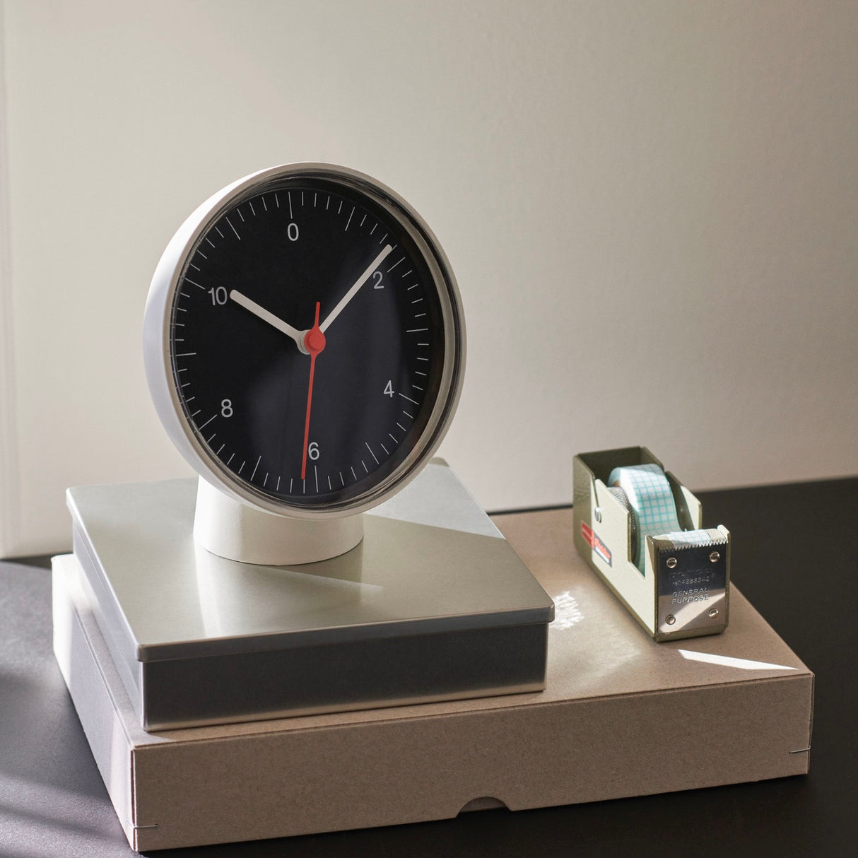 HAY Standuhr „Table Clock Black“ | Minimalistisch & modern | HAY