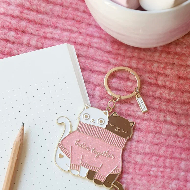 ALL THE WAYS TO SAY Schlüsselanhänger “2 Cats in a Sweater” | Süßer Duo Charm | ALL THE WAYS TO SAY