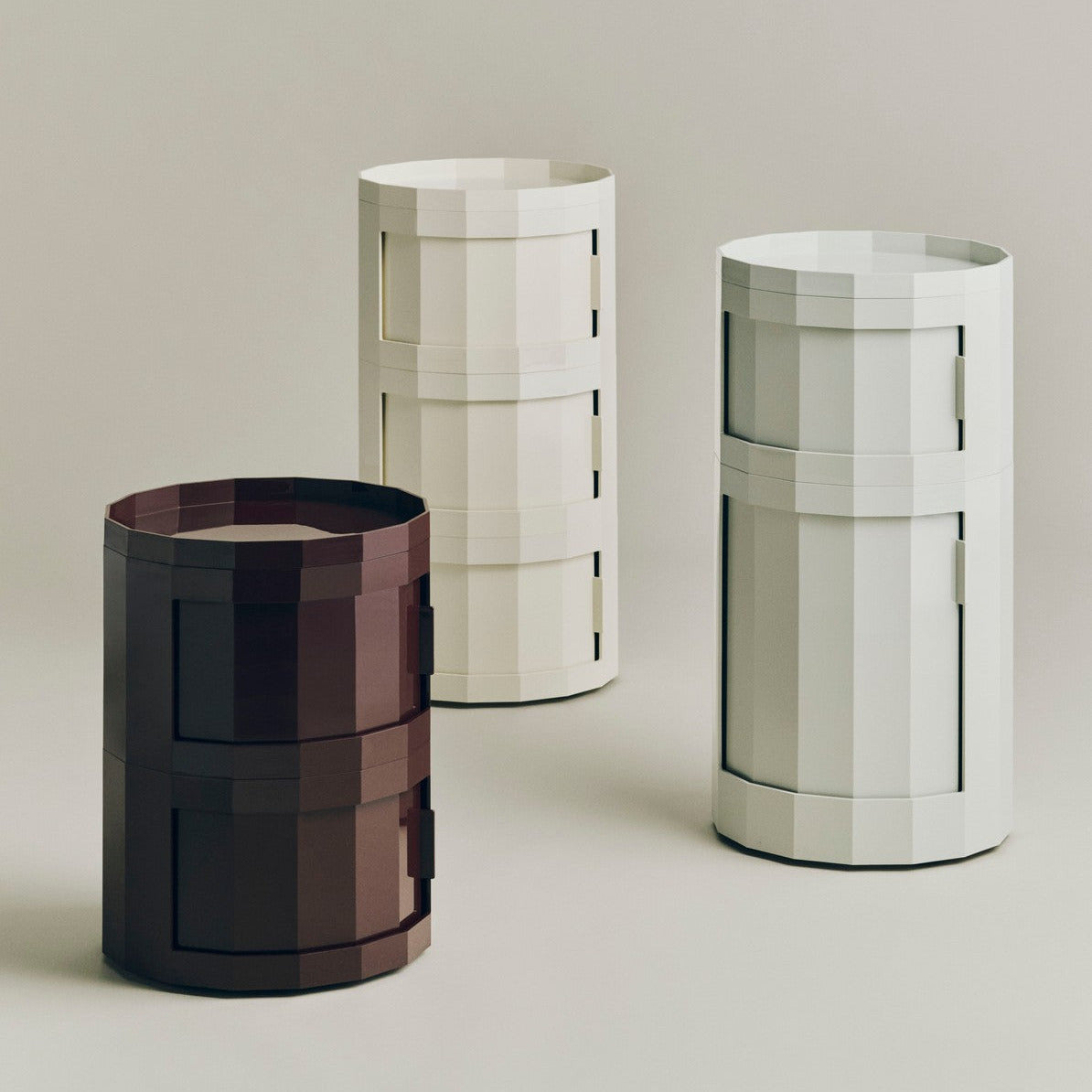 HAY Container „Facet Cabinet 20 Burgundy“ | Kompakt mit Charakter | HAY