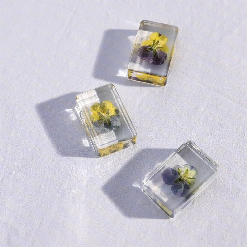 &Klevering Cube „Violet“ | Dekorativer Resin-Block mit Blume | &Klevering
