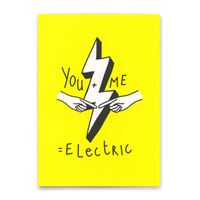 Deli Cards Postkarte "You + Me = Electric" | Besondere Karte für Verliebte
