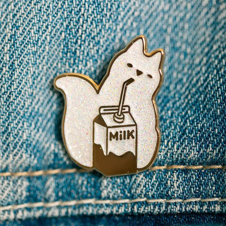 ALL THE WAYS TO SAY Pin “Cat Milk” | Verspieltes Katzenmotiv | ALL THE WAYS TO SAY
