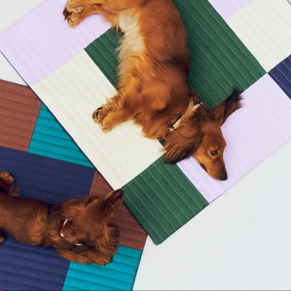 HAY Reisedecke „Quilted Burgundy, Green & Blue“ | Gemütlich unterwegs | HAY Dogs