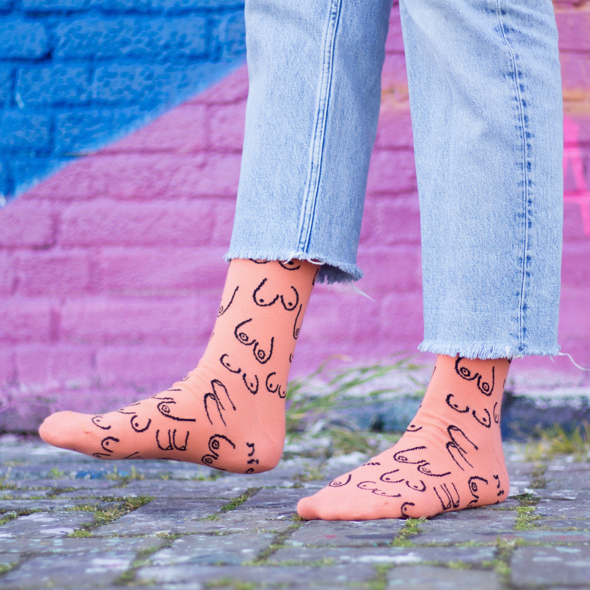 Eat Mielies Weird Illustration Socken "Titties" Electric Peach Eat Mielies Weird Illustration | Bunte Baumwollstrümpfe