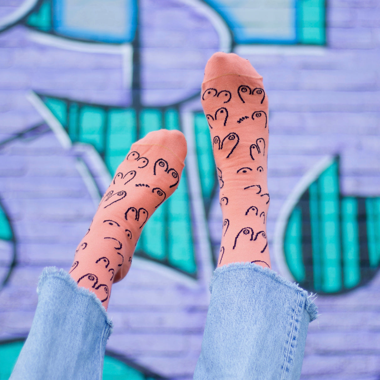 Eat Mielies Weird Illustration Socken "Titties" Electric Peach Eat Mielies Weird Illustration | Bunte Baumwollstrümpfe