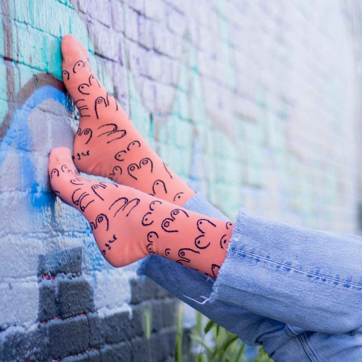 Eat Mielies Weird Illustration Socken "Titties" Electric Peach Eat Mielies Weird Illustration | Bunte Baumwollstrümpfe