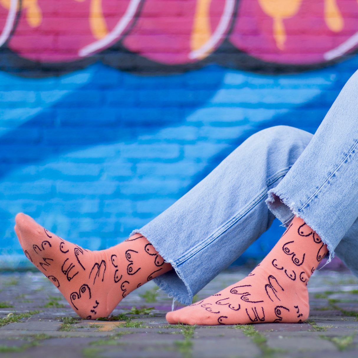 Eat Mielies Weird Illustration Socken "Titties" Electric Peach Eat Mielies Weird Illustration | Bunte Baumwollstrümpfe