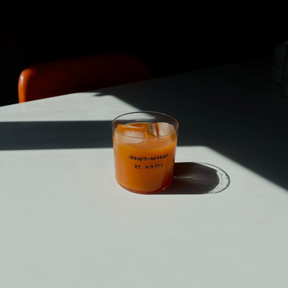 YAHYA Studio Trinkglas “Don't Worry Be Happy” | Statement Glas | YAHYA Studio
