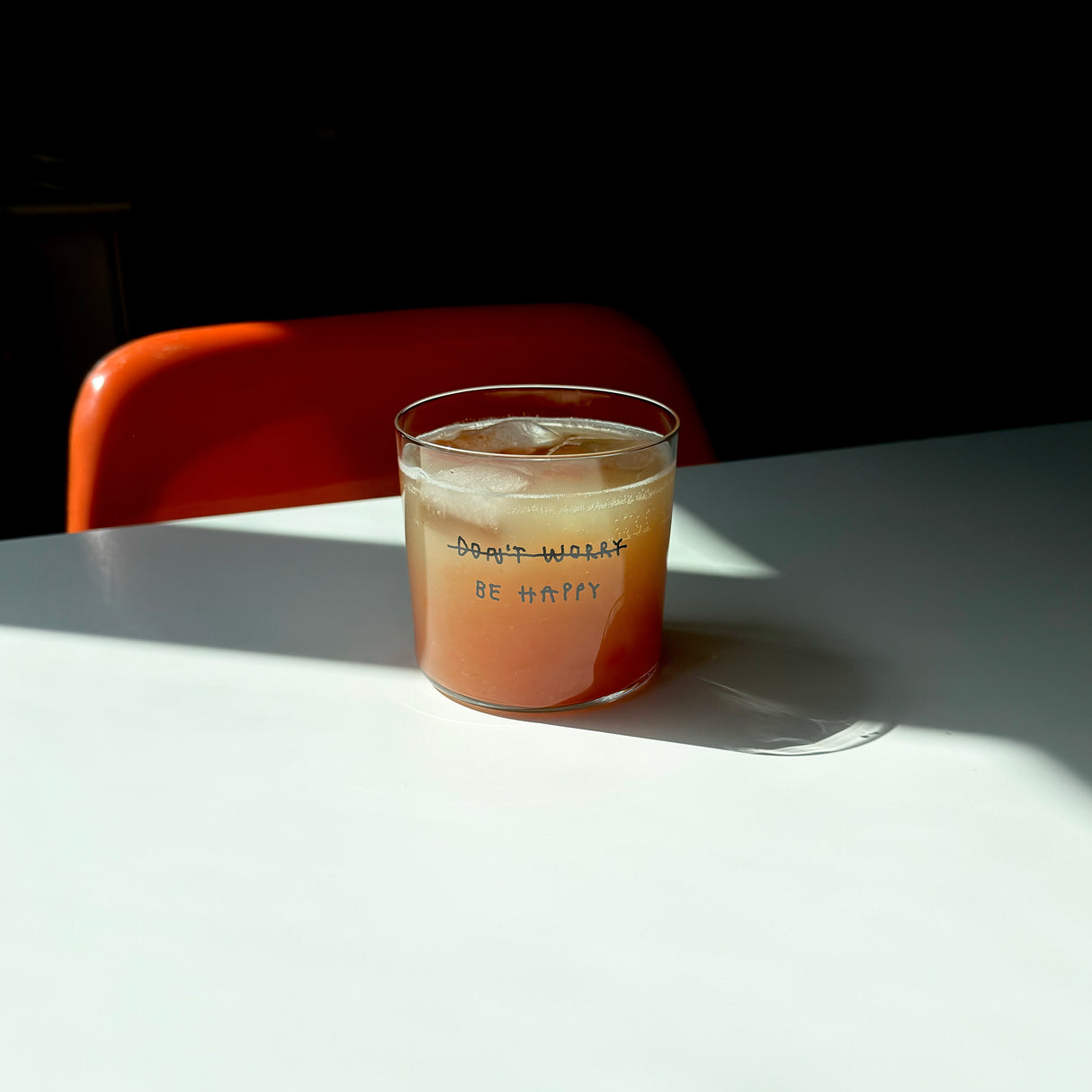 YAHYA Studio Trinkglas “Don't Worry Be Happy” | Statement Glas | YAHYA Studio