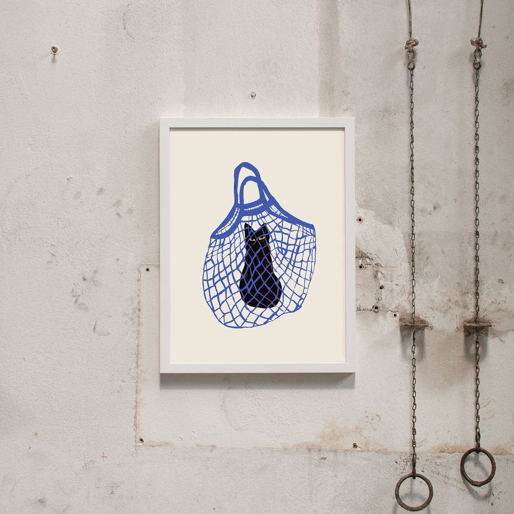 Chloe Purpero Johnson The Cat’s in the Bag (30 x 40 cm) | Fine Art Print von Chloe Purpero Johnson weiß