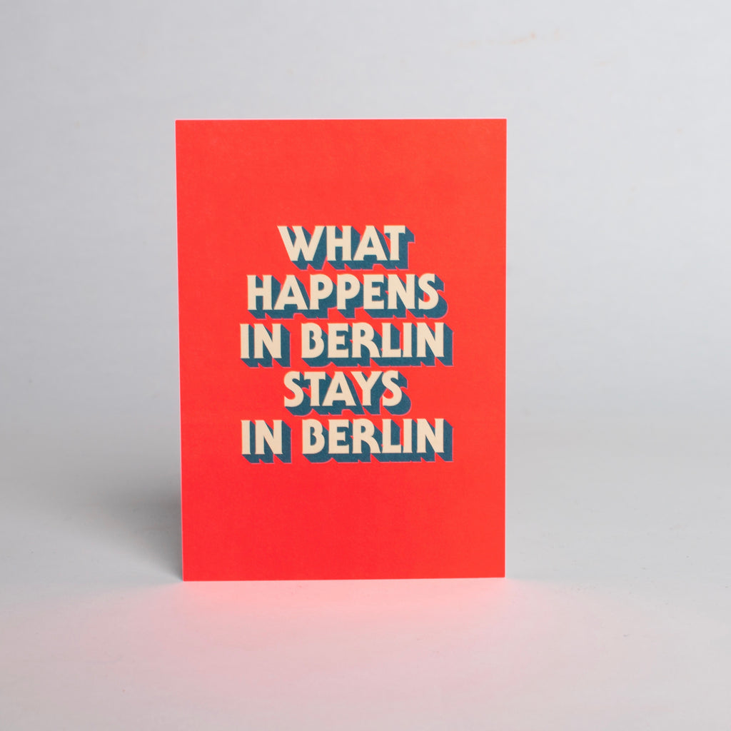 Edition SCHEE Postkarte "What happens in Berlin..."