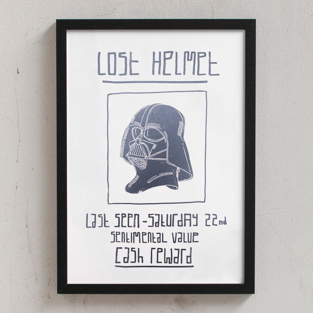 HAPPY HOUR PRINTS Vader's Lost Helmet (Din A3) schwarz