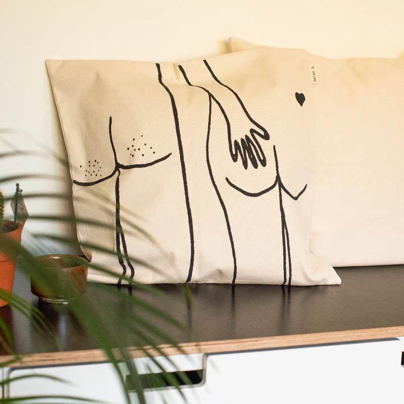 helen b Kissenhülle helen b "Naked Couple Back" | mit Illustrationen von Helen Blanchaert