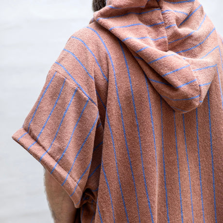 BONGUSTA Poncho „Naram Camel & Ultramarine L/XL“ | Entspannt drüberziehen | Bongusta