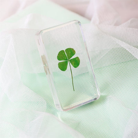 &Klevering Cube „Lucky Clover“ | Dekorativer Resin-Block mit Glücksmotiv | &Klevering