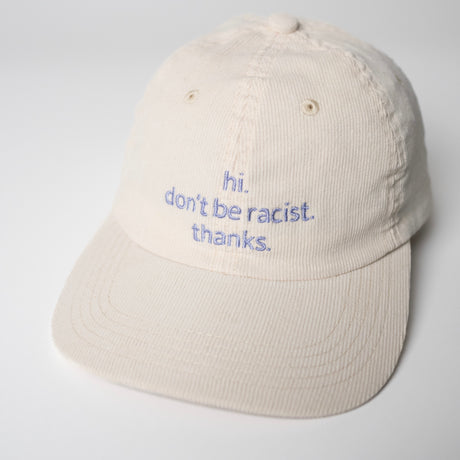 arrel Kappe “Don’t Be a Racist” Beige/Lavendel | Klare Botschaft | arrel