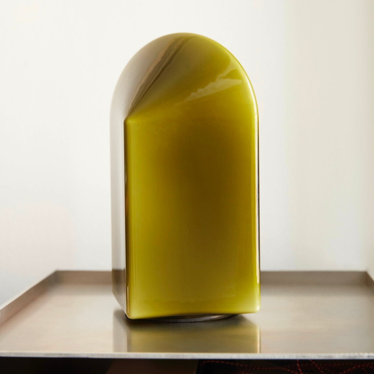 HAY Tischleuchte „Parade Lamp 240 Moss Green“ | Skulptur mit Licht | HAY