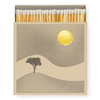 Archivist Lange Streichhölzer "One Tree Hill" von The Archivist | 100 Stück in Square Matchbox