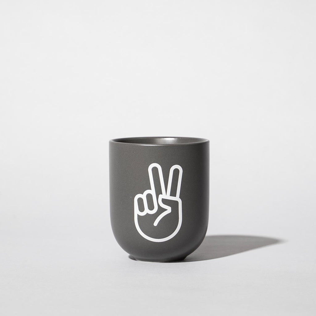 Der Fräsörsalon Tasse Fyngers "Peace" in Grau Matt | Hochwertiges Porzellan | 330 ml Kapazität