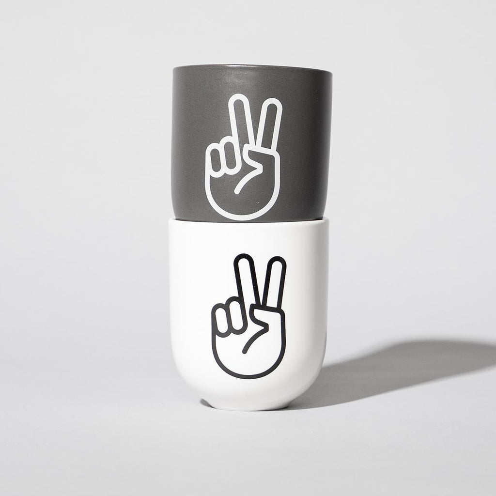 Der Fräsörsalon Tasse Fyngers "Peace" in Weiß Matt | Hochwertiges Porzellan | 330 ml Kapazität