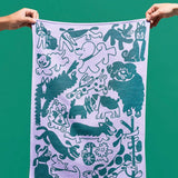 WRAP Küchentuch "Dogs Day Out" in Lilac/Green von WRAP aus London | Niedliche Hunde-Motive für die Küche