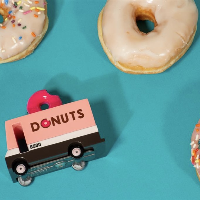 Candylab Toys Candycar Candylab “Donut Van” | Donut-Holzauto mit Kultfaktor
