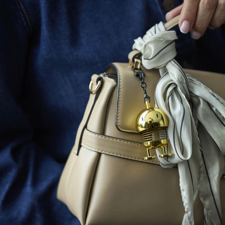 Hoptimist Bag Charm “Hoptimist” Gold | Verspielter Taschenanhänger | Hoptimist
