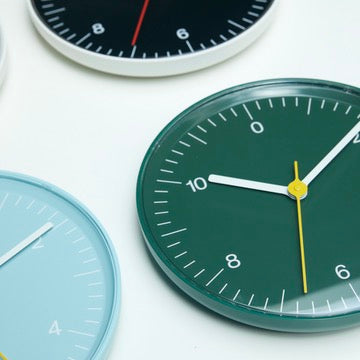 HAY Wanduhr „Wall Clock Green“ | Zeitloses Design in Farbe | HAY