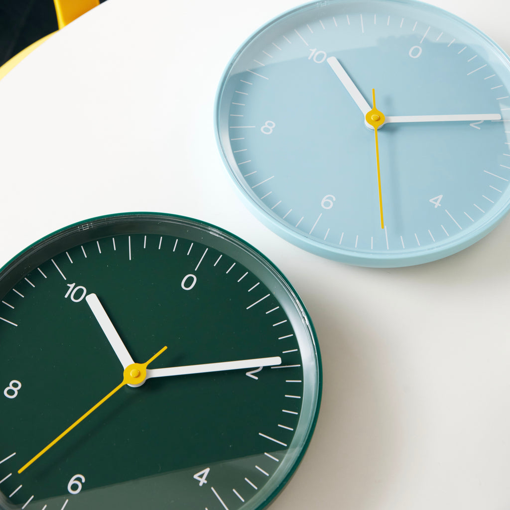 HAY Wanduhr „Wall Clock Green“ | Zeitloses Design in Farbe | HAY