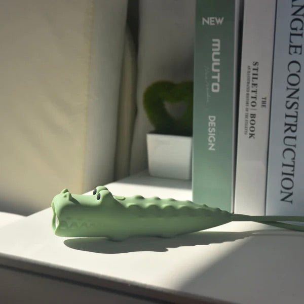 WINKEE Taschenlampe “Kroko” | Bissig hell & abenteuerbereit | WINKEE