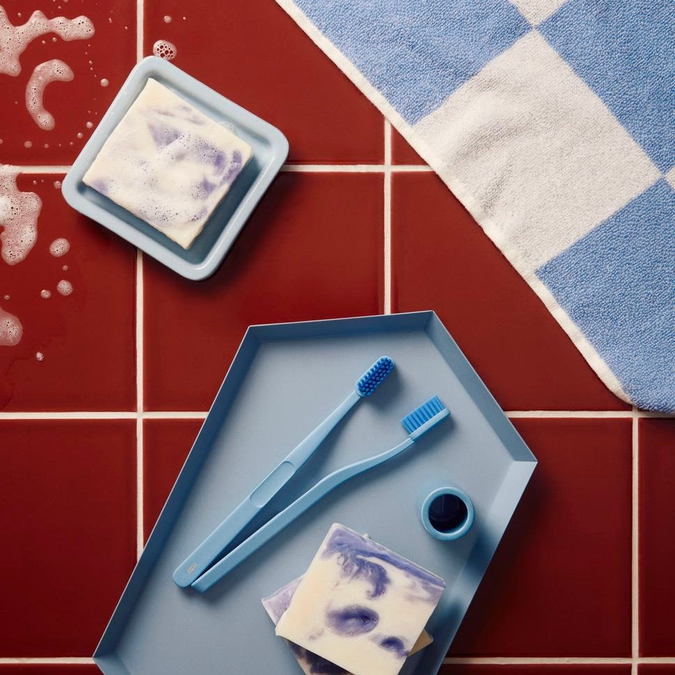 HAY Zahnbürste „Tann Blue“ | Klare Farbe, klare Funktion | HAY