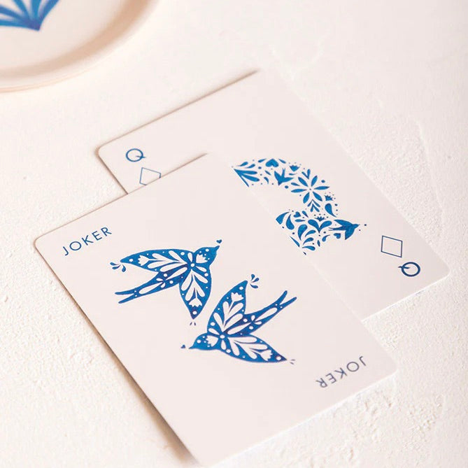 ALL THE WAYS TO SAY Kartenspiel “Blue Swallows” | Stilvolles Kartenset mit Schwalben | ALL THE WAYS TO SAY