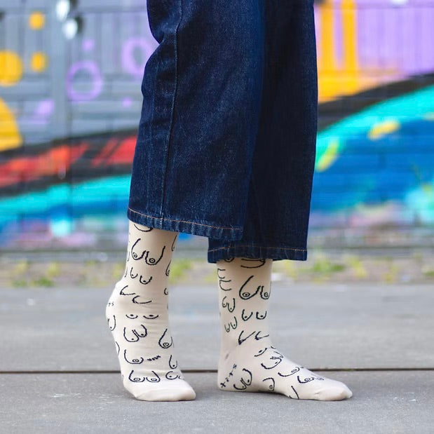 Eat Mielies Weird Illustration Socken Eat Mielies “Titties Beige" | Lustige Statement-Socken