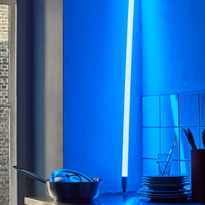 HAY Leuchte „Neon Tube Ice Blue“ | Kühle LED-Röhre mit modernem Touch | HAY