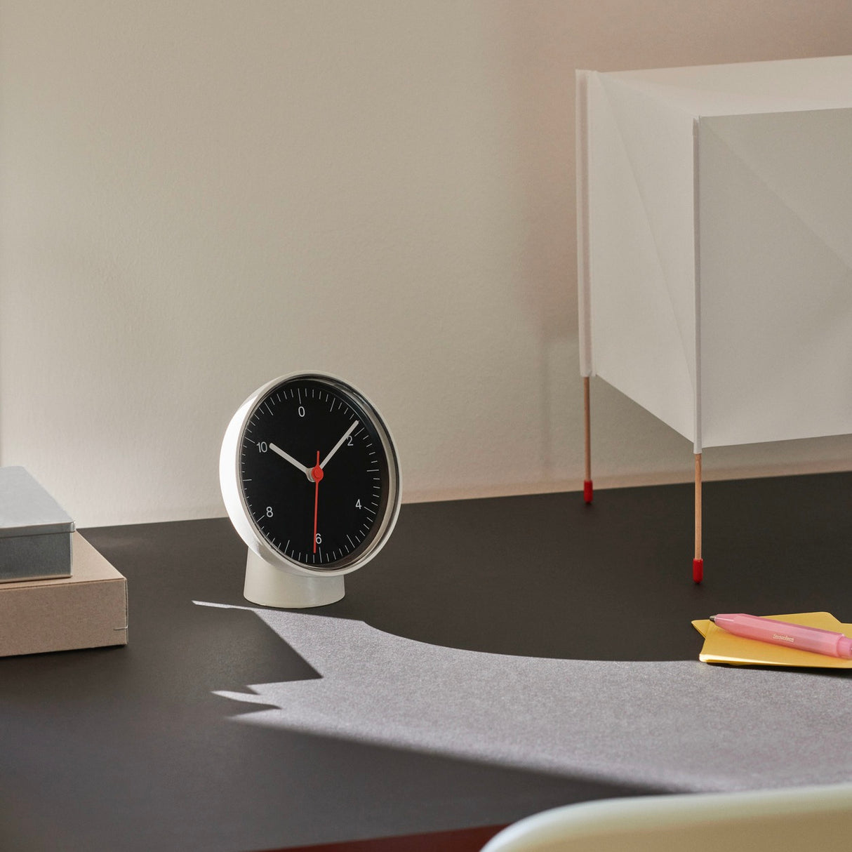 HAY Standuhr „Table Clock Black“ | Minimalistisch & modern | HAY