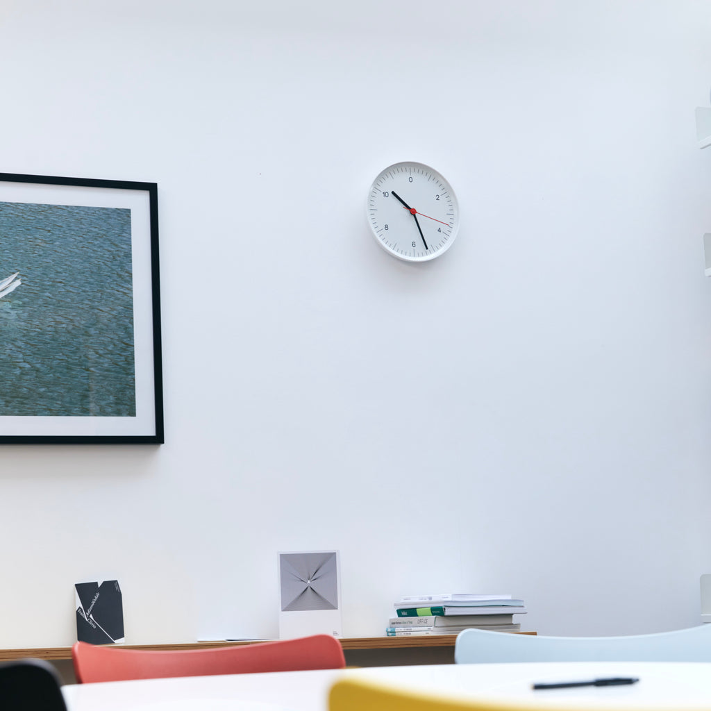 HAY Wanduhr „Wall Clock White“ | Zeitlos fürs Zuhause | HAY
