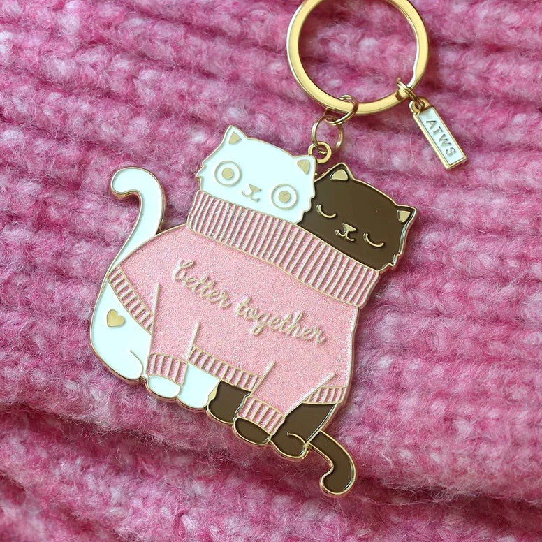 ALL THE WAYS TO SAY Schlüsselanhänger “2 Cats in a Sweater” | Süßer Duo Charm | ALL THE WAYS TO SAY