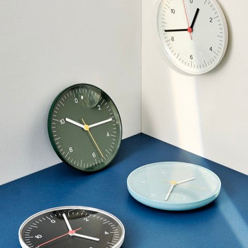 HAY Wanduhr „Wall Clock Green“ | Zeitloses Design in Farbe | HAY