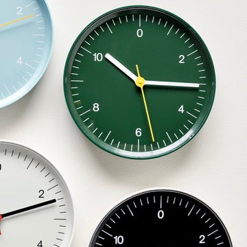 HAY Wanduhr „Wall Clock Green“ | Zeitloses Design in Farbe | HAY