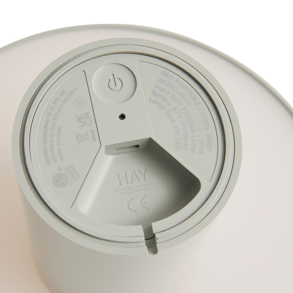 HAY Tischleuchte „Pao Portable Lamp Cool Grey“ | Pur & tragbar | HAY