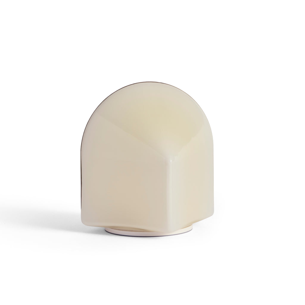 HAY Tischleuchte „Parade Portable Lamp 160 Shell White“ | Lichtobjekt to go | HAY