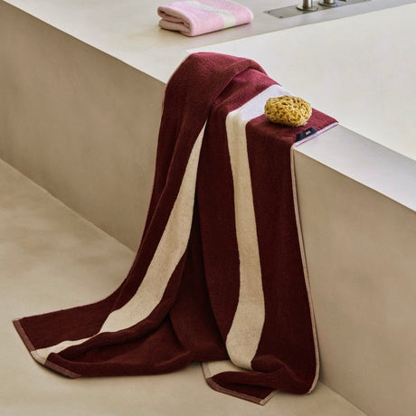 HAY Badelaken „Stripe Burgundy“ 100x150cm | Modernes Bad | HAY