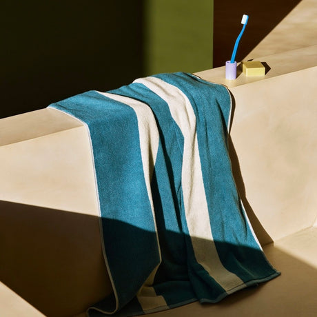 HAY Badelaken „Stripe Petrol Blue“ 100x150cm | Weiche Baumwolle | HAY